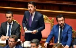 Le nouveau chef du gouvernement italien Giuseppe Conte le 5 juin 2018 au Sénat, entouré de ses deux puissants vice-Premiers ministres: Luigi Di Maio (dirigeant du Mouvement 5 Etoiles, à gauche) et Matteo Salvini (patron de la Ligue, à droite)