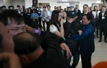 Les ex-otages libérés par le Hamas Sathian Suwannkham (2eD) et Bannawat Saethao (G)  retrouvent leurs familles à l'aéroport international de Banglok, le 9 février 2025 
