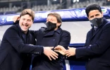L'entraineur du Paris SG, Mauricio Pochettino (G), le directeur sportif du club Leonardo (C) et son président Nasser Al-Khelaïfi après la victoire du Paris SG en finale de Coupe de France face à Monaco, le 19 mai 2021