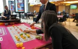 Des employés du casino Arkin Colony Hotel, à Kyrénia (Girne), dans l'autoproclamée République turque de Chypre-Nord, le 16 mars 2022