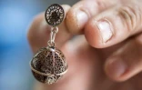 Un orfèvre travaille sur un bijou en argent à Mompox, dans le nord de la Colombie, le 24 septembre 2017