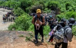 Vue aérienne de migrants traversant la jungle de Darien près de Bajo Chiquito, le 22 septembre 2023 à la frontière entre le Panama et la Colombie