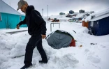 Anders Maqe à côté de sa tente entourée de neige à Nuuk, au Groenland, le 6 mars 2025