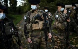 Des soldats français de l'opération Sentinelle se préparent avant d'effectuer leur patrouille dans la banlieue nord de Paris, le 6 novembre 2020
