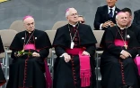 L'ancien non apostolique à Washington, Carlo Maria Vigano (à gauche sur la photo), le 26 septembre 2015 à Philadelphie.