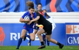 L'ailière française Marie-Aurélie Castel tente d'échapper à un plaquage d'une joueuse néo-zélandaise, lors de leur dernier test-match de la tournée d'automne, le 20 novembre 2021 au Stade Pierre-Fabre à Castres