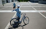 Une femme prend un cours gratuit de vélo à Rennes, le 2 juin 2020
