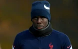 Le défenseur de l'équipe de France de football Kurt Zouma, à son arrivée pour un entraînement, le 11 novembre 2021 à Clairefontaine-en-Yvelines, en vue des matches de qualification des Bleus pour le Mondial 2022 au Qatar