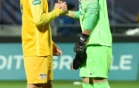Paul Maisonneuve, du FC Pau, et Sergio Rico, goal du PSG, se serrent la main après le match entre les deux équipes, au stade du Hameau à Pau le 29 janvier 2020