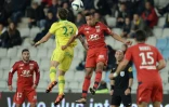 Duel aérien entre le Nantais Emiliano Sala et Corentin Tolisso de Lyon au stade de La Beaujoire, le 1er décembre 2015