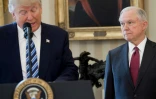 Le ministre de la Justice des Etats-Unis, Jeff Sessions d) le 9 février 2017 avec le président américain Donald Trump à la Maison Blanche à Washington