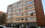 La police monte la garde le 20 août 2018 près d'un immeuble où vivait un homme qui a attaqué un commissariat à Cornella près de Barcelone