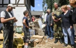 La chanceliĂšre allemande Angela Merkel visite le village de Schuld prĂšs de Bad Neuenahr-Ahrweiler, en Allemagne, le 18 juillet 2021