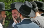 Un juif ultra-orthodoxe pleure au cimetière de Bnei Brak, près de Tel-Aviv, lors des funérailles d'une des victimes de la bousculade au mont Meron dans le nord d'Israël, le 30 avril 2021