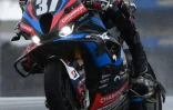 La BMW N.37 pilotée par le Français Sylvain Guintoli mène la course après le départ de la 48e édition des 24 Heures motos sur le circuit Bugatti au Mans le 19 avril 2025.
