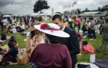 Des spectateurs du Prix de Diane pique-niquent sur la pelouse de l'hippodrome de Chantilly, le 17 juin 2018