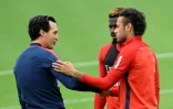 Le technicien Unai Emery (g) serre la main de l'attaquant star brésilien Neymar avant de diriger la séance d'entraînement du PSG au Camp des Loges, le 18 août 2017