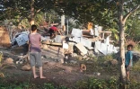 Des Indonésiens parmi les décombres de maisons à Lombok, en Indonésie, après un séisme de magnitude 6.4, le 29 juillet 2018 (photo transmise par l'agence de gestion des catastrophes indonésienne)
