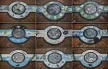Montage de photos du 22 novembre 2017 de plaques d'égout décorées dans différentes villes du Japon