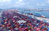 Des conteneurs dans le port de Qingdao, dans la province du Shandong, dans l'est de la Chine le 11 août 2025 