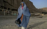 Une femme de la minorité hazara devant le site où les bouddhas géants ont été détruits par les islamistes en mars 2001 à Bamiyan, le 2 octobre 2021