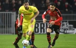 L'attaquant argentin de Nantes Emiliano Sala, confronté au Rennais Benjamin André, lors d'un match de Ligue 1 au Roazhon Park, le 28 janvier 2017