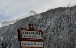 Panneau indiquant l'entrée de la station de ski de Valfréjus dans les Alpes le 19 janvier 2016