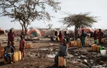 Des familles de déplacés attendent de l'eau dans un camp de déplacés à Baidoa (Somalie), le 13 février 2022