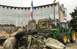 Des agriculteurs bloquent l'accès à la préfecture d'Eure-et-Loire à Chartres (France), le 2 février 2016