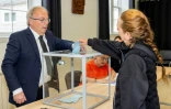 Une femme vote à Saint-Pierre, dans l'archipel de Saint-Pierre-et-Miquelon, le 29 juin 2024