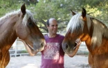 Erwan Berroche, créateur de la société Terra D'Avvene, pose à Calvi avec des chevaux le 28 juillet 2018