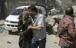 Des personnes en état de choc après un bombardement le 23 avril 2016 à Alep en Syrie