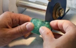 Le travail d'une émeraude de Muzo dans l'atelier de la marque, le 16 octobre 2015 à Bogota, en Colombie