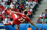 Le milieu suisse Xherdan Shaqiri  inscrit un but acrobatique face à la Pologne à l'Euro au stade Geoffroy-Guichard, le 25 juin 2016   