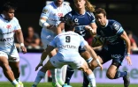 Le Racingmen Maxime Machenaud tente de freiner l'arrière de Montpellier Joffrey Michel à l'Altrad Stadium le 20 mai 2017