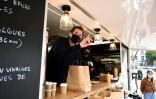 Le chef Alexandre Mazzia dans son "food-truck" à Marseille le 24 novembre 2020
