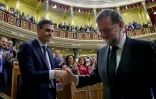 Le nouveau premier ministre espagnol Pedro Sanchez (gauche) et son prédécesseur Mariano Rajoy, le 1er juin 2018 au Parlement à Madrid