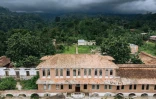 Vue aérienne de l'hôpital de l'ancienne plantation coloniale de cacao abandonnée Agostinho Neto, à Sao Tomé-et-Principe le 12 mai 2019
