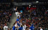 Le 3e ligne du XV de France François Cross s'élève plus haut que tout le monde à la touche contre l'Italie dans le Tournoi des six nations, le 9 février 2020 au Stade de France à Saint-Denis 