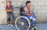 Un adolescent dans sa chaise roulante le quartier rom à Mitrovica, au Kosovo, le 7 juillet 2017
