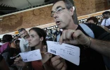 Jeudi 22 avril 2010 - Passagers d'Air France en attente devant l'espace enregistrement de l'aéroport Roland Garros