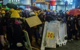 Des protestataires se massent dans le quartier de Causeway Bay, le 4 août 2019 à Hong Kong