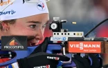 La Française Lou Jeanmonnot sur le pas de tir lors de la poursuite à Hochfilzen (Autriche), le 14 décembre 2024