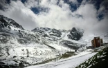 Une vue de la station de ski de La Mongie dans les Pyrénées, sud-ouest de la France, le 2 mai 2024
