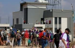 Des militants israéliens rassemblés près d'une maison palestinienne assiégée par des colons israéliens à Qusra,  pour ravitailler ses habitants, le 14 août 2026 dans le nord de la Cisjordanie occupée