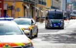 Un véhicule de la gendarmerie portugaise transportant une Française et son compagnon soupçonnés d'avoir abandonné deux enfants, arrivent au tribunal de Setúbal, le 23 mai 2026