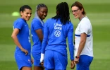 L'entraîneuse des Bleues Corinne Diacre (R) lors d'un entraînement pendant l'Euro féminin 2022 à Ashby-de-la-Zouch, en Angleterre, le 20 juillet 2022. 