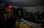 Olga Touss dans la cave où elle dort pour se protéger des bombardements, le 23 avril 2022 à Mala Tokmachka, en Ukraine