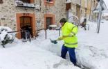 Des hommes déblaient la neige devant un bar à Torrecaballeros, en Espagne, le 7 janvier 2018