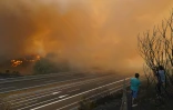 Un incendie près d'une autoroute à A Gudina, dans le nord-ouest de l'Espagne le 15 août 2025